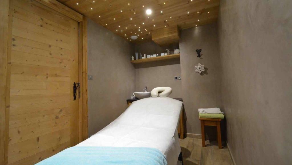 Massage room of the hotel La Clef des Champs